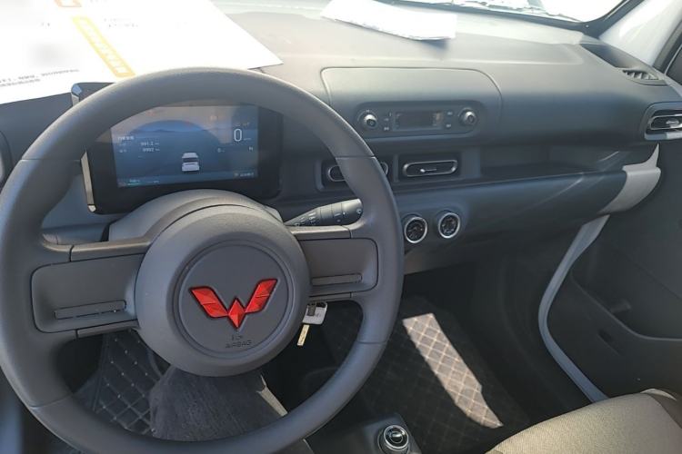 Used Wuling Zhiguang New Energy 2025 Model 305km Ambitious Edition Center Console