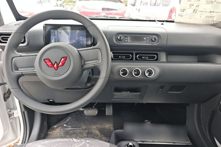 Used Wuling Zhiguang New Energy 2025 Model 305km Ambitious Edition Center Console