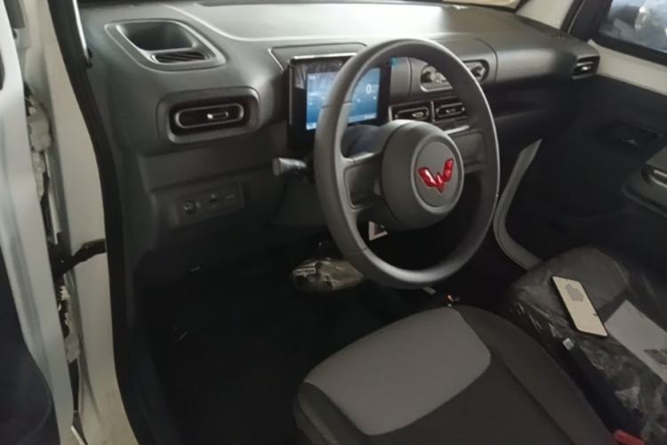 Used Wuling Zhiguang New Energy 2025 Model 305km Ambitious Edition Center Console