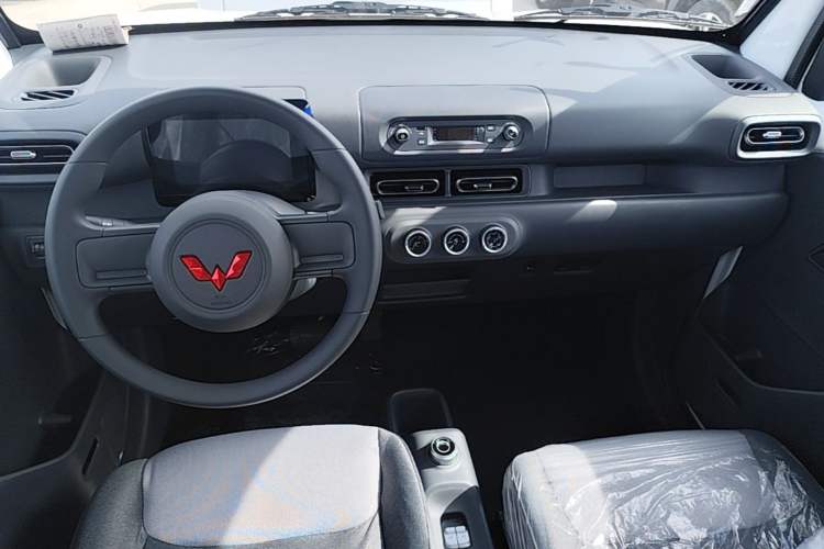 Used Wuling Zhiguang New Energy 2025 Model 305km Ambitious Edition Center Console