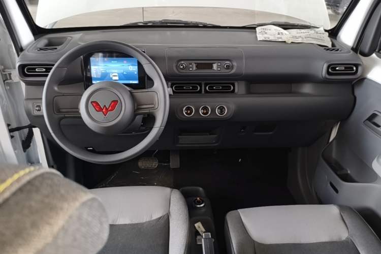 Used Wuling Zhiguang New Energy 2025 Model 305km Ambitious Edition Center Console
