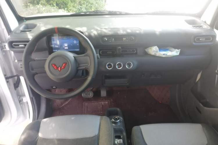 Used Wuling Zhiguang New Energy 2025 Model 305km Ambitious Edition Center Console