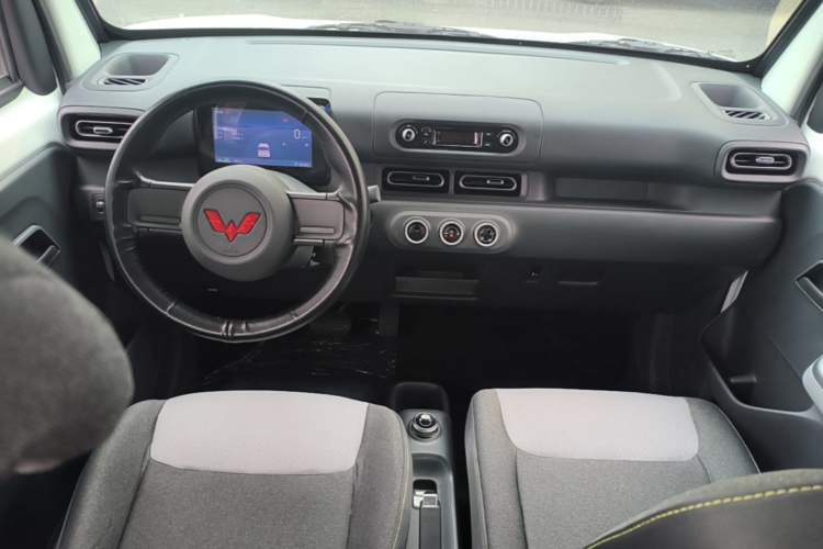Used Wuling Zhiguang New Energy 2025 Model 305km Ambitious Edition Center Console