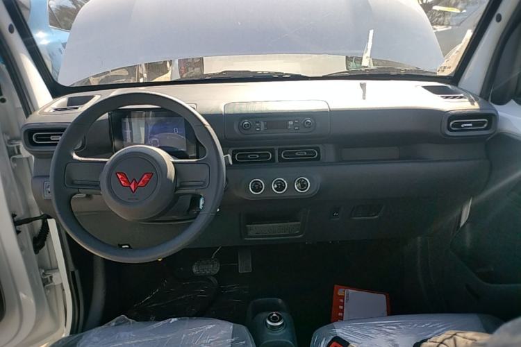 Used Wuling Zhiguang New Energy 2025 Model 305km Ambitious Edition Center Console