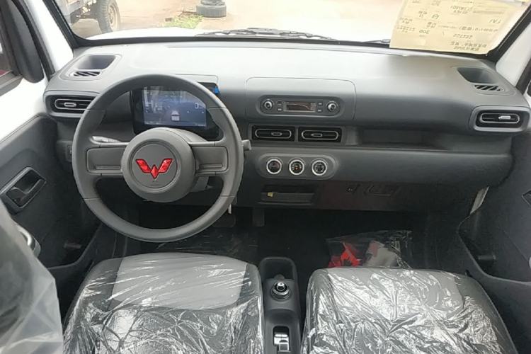 Used Wuling Zhiguang New Energy 2025 Model 305km Ambitious Edition Center Console