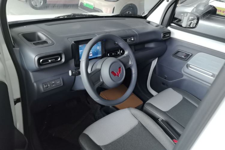 Used Wuling Zhiguang New Energy 2025 Model 305km Ambitious Edition Center Console