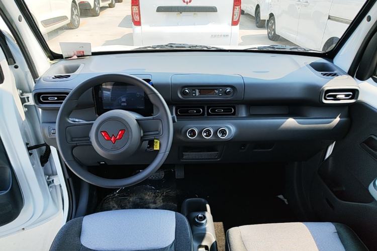Used Wuling Zhiguang New Energy 2025 Model 305km Ambitious Edition Center Console