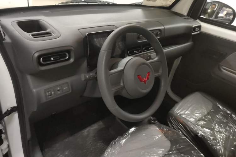 Used Wuling Zhiguang New Energy 2025 Model 305km Ambitious Edition Center Console