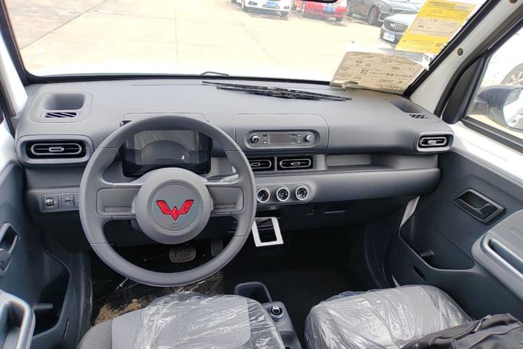 Used Wuling Zhiguang New Energy 2025 Model 305km Ambitious Edition Center Console
