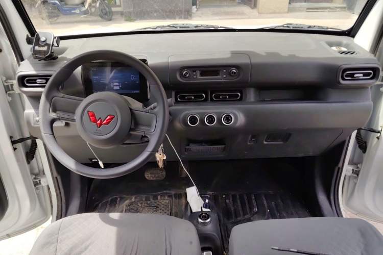 Used Wuling Zhiguang New Energy 2025 Model 305km Ambitious Edition Center Console