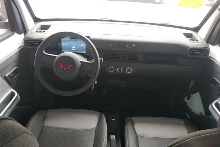 Used Wuling Zhiguang New Energy 2025 Model 305km Ambitious Edition Center Console