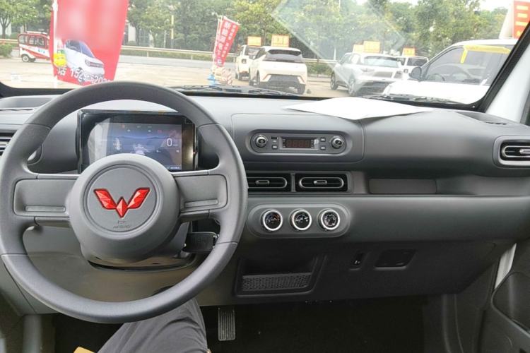 Used Wuling Zhiguang New Energy 2025 Model 305km Ambitious Edition Center Console