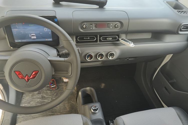Used Wuling Zhiguang New Energy 2025 Model 305km Ambitious Edition Center Console