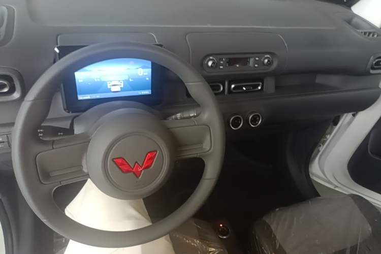 Used Wuling Zhiguang New Energy 2025 Model 305km Ambitious Edition Center Console