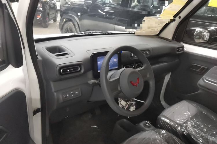 Used Wuling Zhiguang New Energy 2025 Model 305km Ambitious Edition Center Console