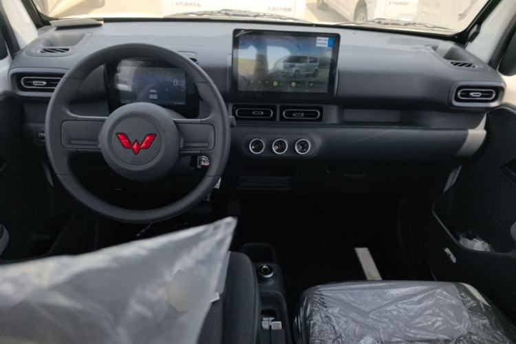 Used Wuling Zhiguang New Energy 2025 Model 305km Ambitious Edition Center Console