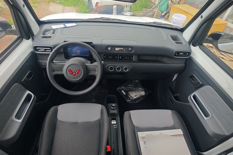 Used Wuling Zhiguang New Energy 2025 Model 305km Ambitious Edition Center Console