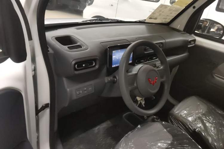 Used Wuling Zhiguang New Energy 2025 Model 305km Ambitious Edition Center Console