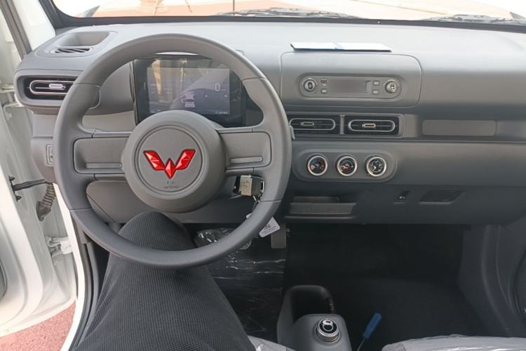 Used Wuling Zhiguang New Energy 2025 Model 305km Ambitious Edition Center Console