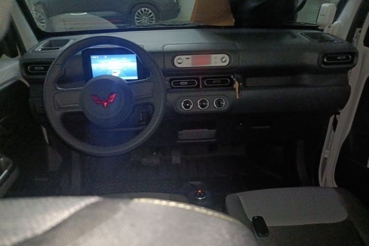 Used Wuling Zhiguang New Energy 2025 Model 305km Ambitious Edition Center Console