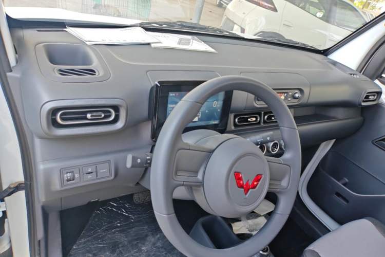 Used Wuling Zhiguang New Energy 2025 Model 305km Ambitious Edition Center Console