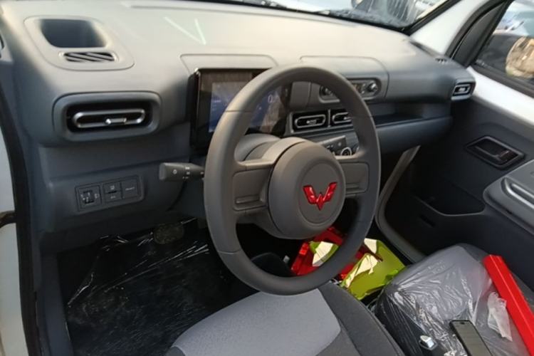 Used Wuling Zhiguang New Energy 2025 Model 305km Ambitious Edition Center Console