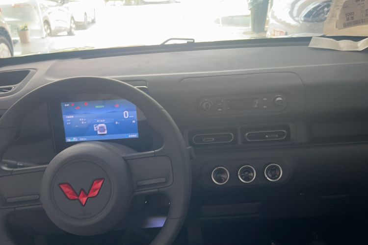 Used Wuling Zhiguang New Energy 2025 Model 305km Ambitious Edition Center Console