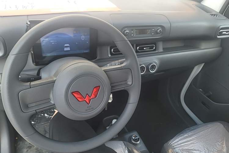 Used Wuling Zhiguang New Energy 2025 Model 305km Ambitious Edition Center Console