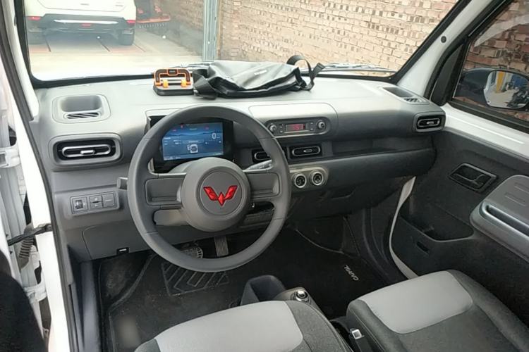 Used Wuling Zhiguang New Energy 2025 Model 305km Ambitious Edition Center Console