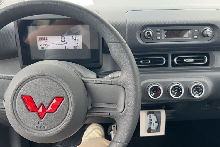 Used Wuling Zhiguang New Energy 2025 Comfort Model Center Console