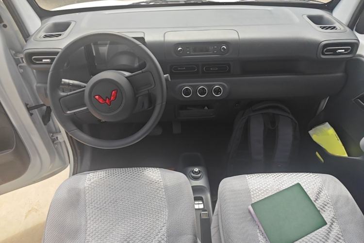 Used Wuling Zhiguang New Energy 2025 Model 305km Ambitious Edition Center Console