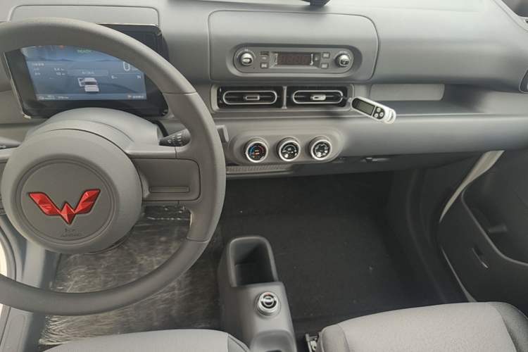 Used Wuling Zhiguang New Energy 2025 Model 305km Ambitious Edition Center Console