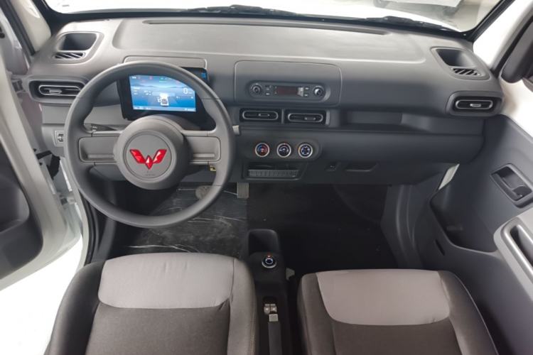 Used Wuling Zhiguang New Energy 2025 Model 305km Ambitious Edition Center Console