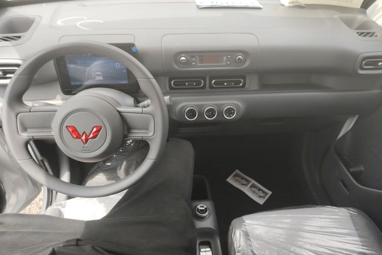 Used Wuling Zhiguang New Energy 2025 Model 305km Ambitious Edition Center Console