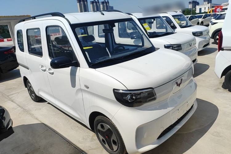 Used Wuling Zhiguang New Energy 2025 Comfort Model Front Right 45 Deg