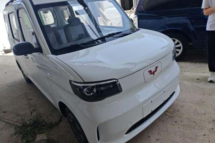 Used Wuling Zhiguang New Energy 2025 Model 305km Ambitious Edition Front Right 45 Deg