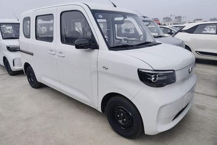Used Wuling Zhiguang New Energy 2025 Standard Model Front Right 45 Deg