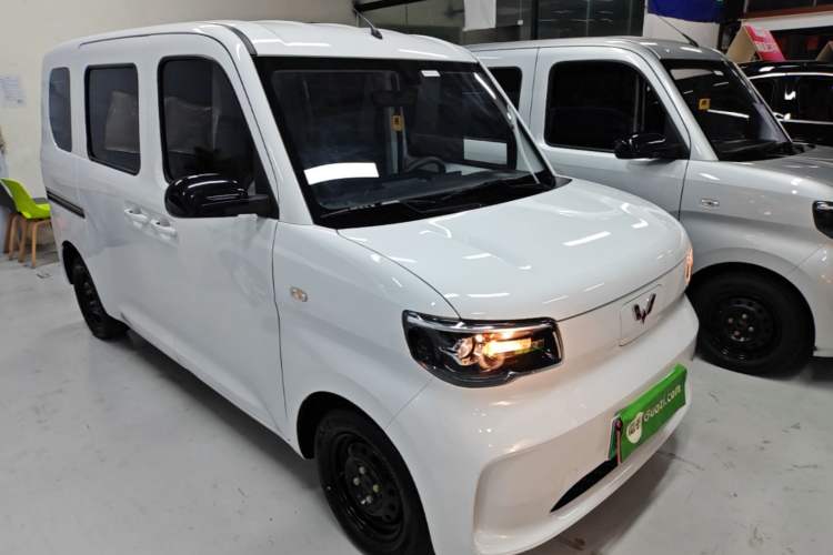 Used Wuling Zhiguang New Energy 2025 Standard Model Front Right 45 Deg
