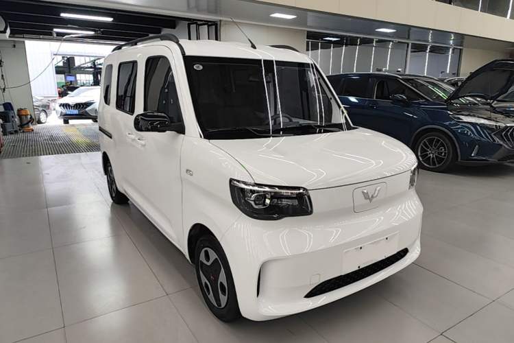 Used Wuling Zhiguang New Energy 2025 Comfort Model Front Right 45 Deg