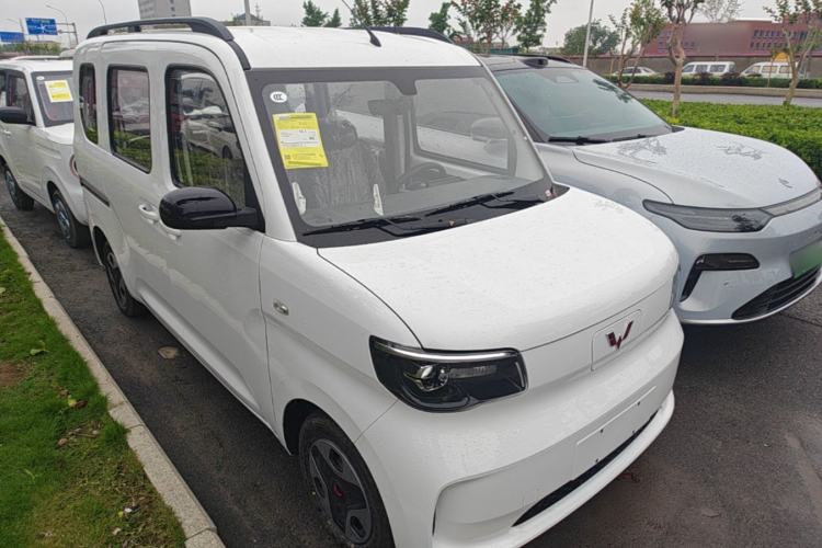 Used Wuling Zhiguang New Energy 2025 Model 305km Ambitious Edition Front Right 45 Deg