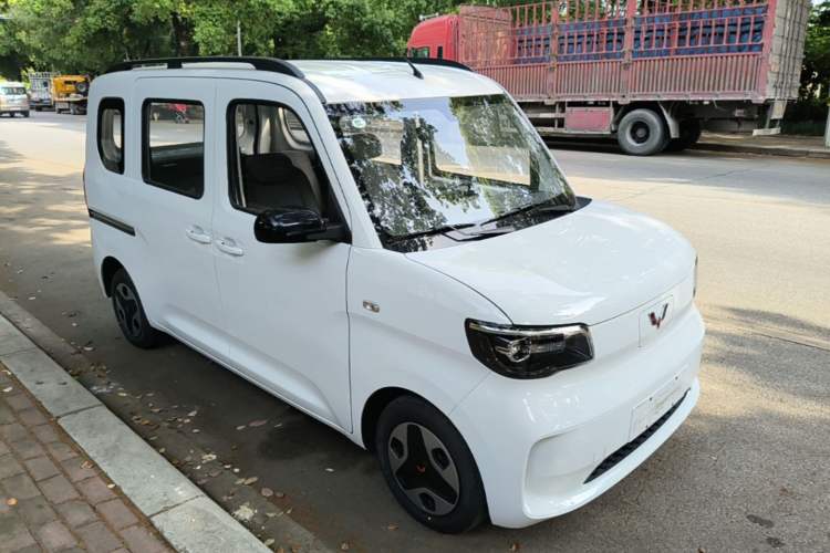 Used Wuling Zhiguang New Energy 2025 Comfort Model Front Right 45 Deg