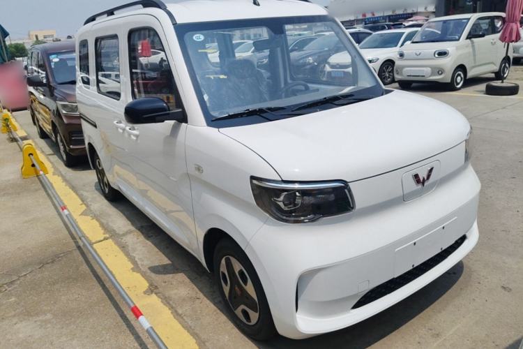 Used Wuling Zhiguang New Energy 2025 Comfort Model Front Right 45 Deg