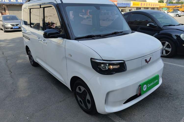 Used Wuling Zhiguang New Energy 2025 Comfort Model Front Right 45 Deg