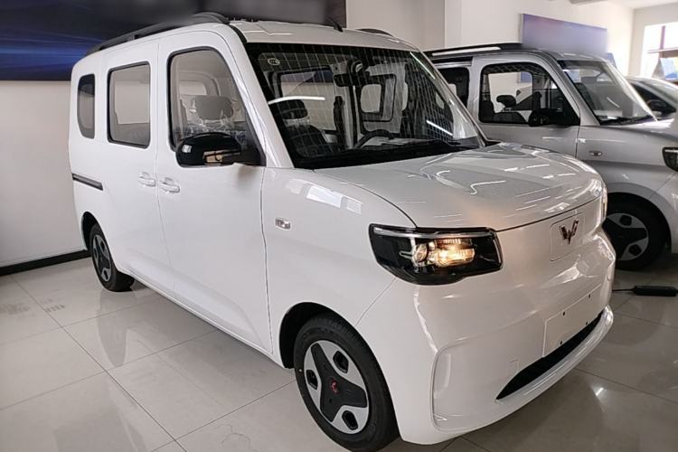 Used Wuling Zhiguang New Energy 2025 Comfort Model Front Right 45 Deg