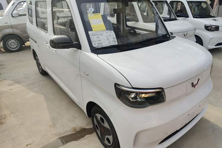 Used Wuling Zhiguang New Energy 2025 Model 305km Ambitious Edition Front Right 45 Deg