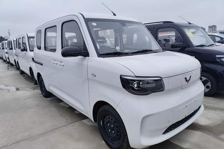 Used Wuling Zhiguang New Energy 2025 Standard Model Front Right 45 Deg