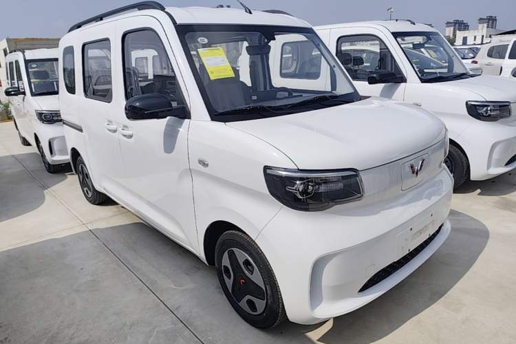 Used Wuling Zhiguang New Energy 2025 Model 305km Ambitious Edition Front Right 45 Deg