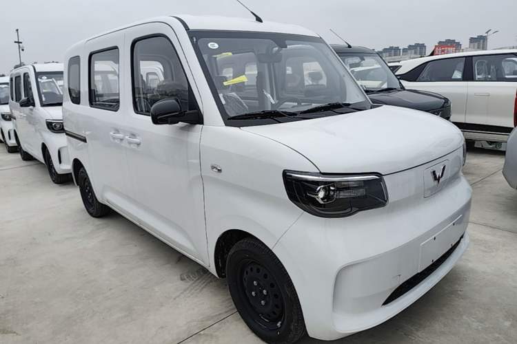 Used Wuling Zhiguang New Energy 2025 Standard Model Front Right 45 Deg