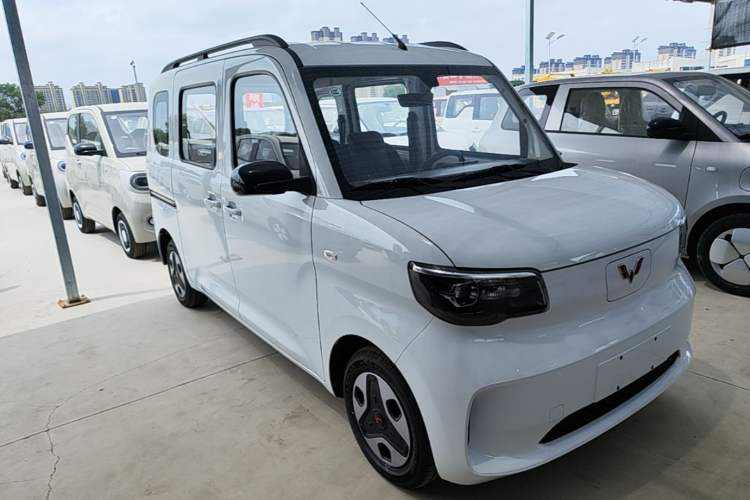 Used Wuling Zhiguang New Energy 2025 Model 305km Ambitious Edition Front Right 45 Deg