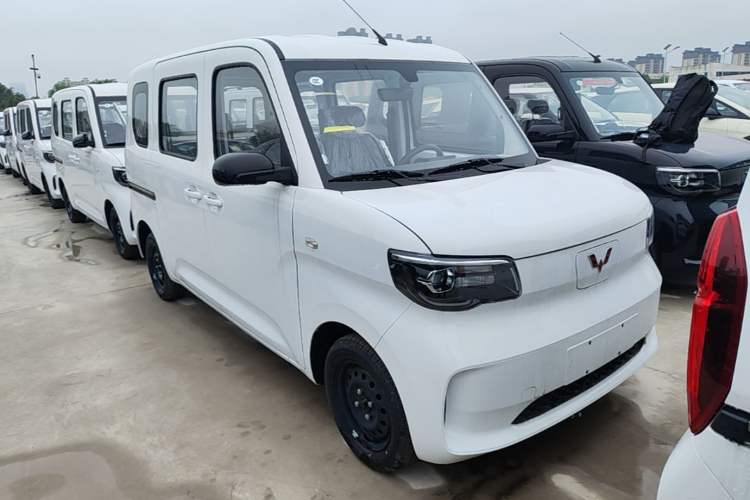 Used Wuling Zhiguang New Energy 2025 Standard Model Front Right 45 Deg